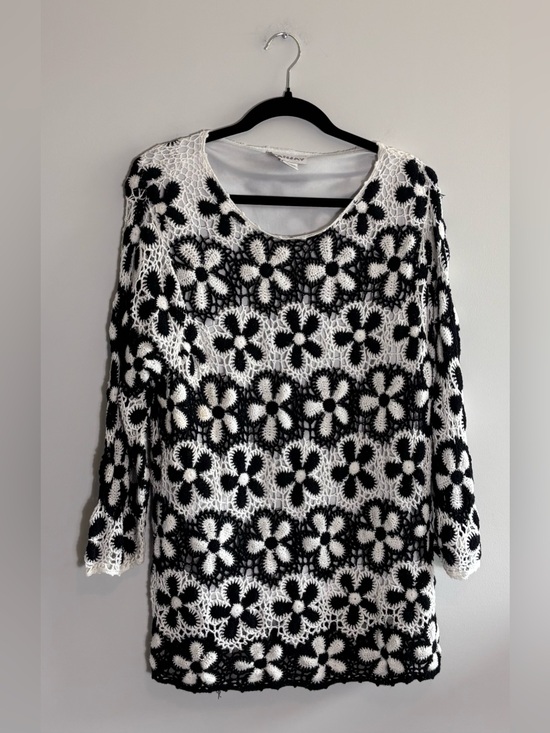 TanJay Sweaters - TanJay Floral Crochet Sweater Tunic – Black & White Daisy Pattern | Size Large